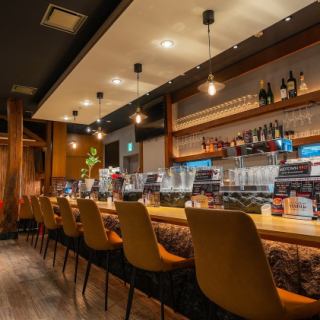 〈カウンター席〉お気軽にご利用いただけるカウンター席をご用意◎独自のクラフトビール醸造所で開発した出来立てのビールなどお肉に合うお酒を豊富にご用意してお待ちしております♪