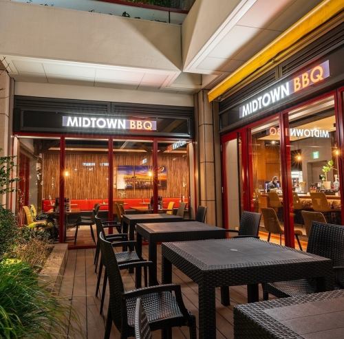 〈テラス席〉アメリカンなムード漂うテラス席は雰囲気も抜群◎広々とした空間でゆったりとお食事をご堪能いただけます♪デートや記念日など特別な日のご利用にもオススメです！