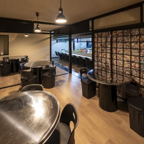 当店のテーブル席は4名用が4つあり、友人や家族と楽しいひとときを過ごすのにぴったりです。美味しい韓国料理を囲んで、特別な時間をお楽しみください。