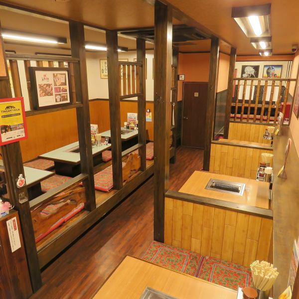 入口をくぐると、そこはまるで時間が止まったかのような昭和の空間。賑やかな話し声と、食欲をそそる香りが漂う店内は、気取らず、ありのままの自分でいられる居心地の良い雰囲気です。仕事帰りにふらっと立ち寄るもよし、家族や友人とワイワイ楽しむもよし。誰もが笑顔になれる、そんな大衆焼肉店です。