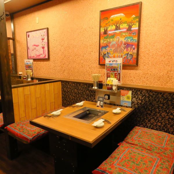 昭和の風情を感じるレトロな店内で、心ゆくまで焼肉をお楽しみいただけます。店内には4名様用のテーブル席を9卓ご用意。テーブルを囲んでみんなでワイワイ賑やかに過ごすのにぴったりです。また、強力な換気設備を完備しているため、煙やニオイを気にすることなく、お食事に集中していただけます。