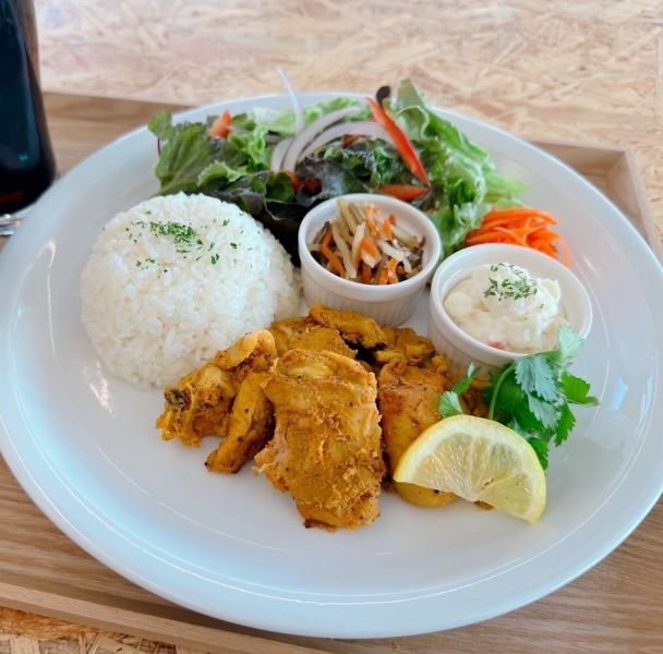《土日祝はランチ営業中》11時30分～14時までご利用可能◎タンドリーチキンプレートや牛すじカレーなど♪