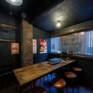 テーブル席が8名×1卓あります。