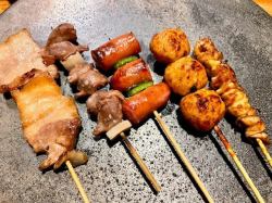 [Yakitori] Yakitori set (5 pieces) Flavored chicken thigh, sand, meatballs, cutlet, wiener