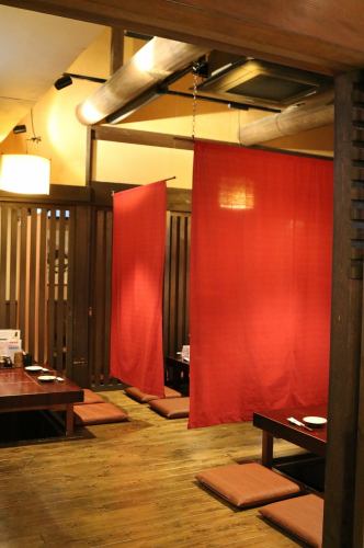 There are six tables available in the tatami room with sunken kotatsu.There are three tables that seat five people and three tables that seat four people.Each table is separated by a curtain.Semi-private room for up to 14 people.