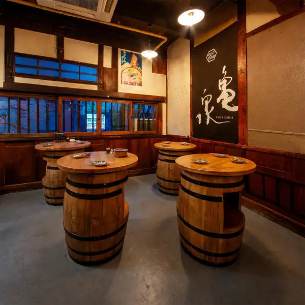 店内には、お客様同士が自然と打ち解けあうような雰囲気抜群の立ち飲みテーブル席をご用意しております。活気あふれる空間でありながら、不思議とリラックスできる居心地の良さが魅力◎仕事帰りのサク飲みや、友人との気軽な交流の場として、短時間でも濃密な楽しいひと時を過ごすことができるお席です。お一人様もどうぞ♪