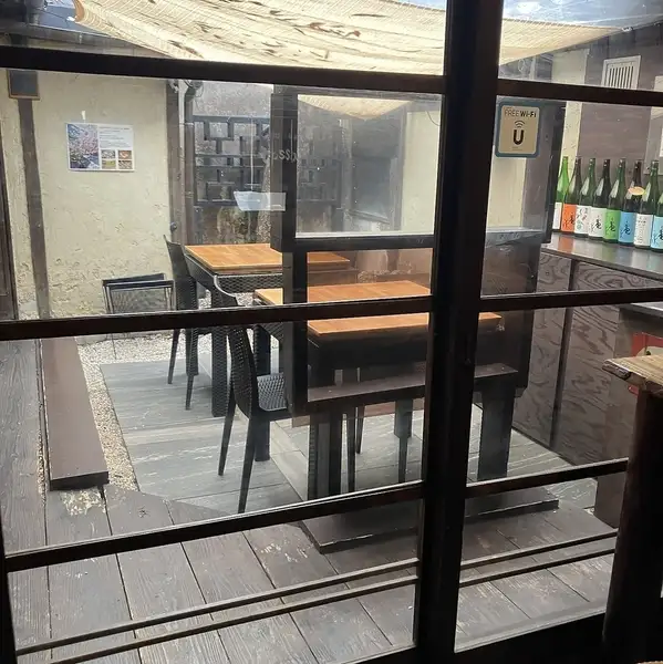 開放感たっぷりのテラス席は、夜風に当たりながら美味しいお酒と料理を楽しめる特等席です。外の空気を感じながら過ごす時間は格別で、グループでのご利用はもちろん、デートの締めくくりにもふさわしい空間となっています。季節の移ろいを感じながら、高知産の絶品料理を囲んで賑やかな夜をお過ごしください。春には桜も♪