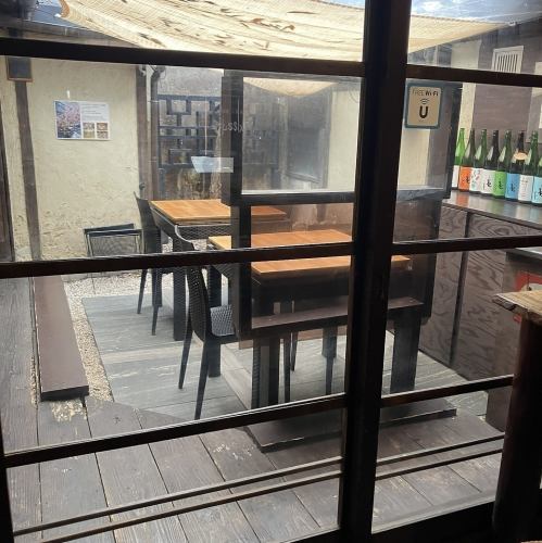 <p>開放感たっぷりのテラス席は、夜風に当たりながら美味しいお酒と料理を楽しめる特等席です。外の空気を感じながら過ごす時間は格別で、グループでのご利用はもちろん、デートの締めくくりにもふさわしい空間となっています。季節の移ろいを感じながら、高知産の絶品料理を囲んで賑やかな夜をお過ごしください。春には桜も♪</p>