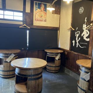仲間内や顔見知りなど、親睦を深めるのに最適な、立ち飲みスタイルのテーブル席は、3名様用が3卓と4名様用が1卓ございます。これらを結合することで5名から7名様、8名から10名様、さらに最大13名様までグループでのご利用が可能です。※その他、2名様掛けのテーブル席も2卓ございます。こちらはカップルでのご利用に◎