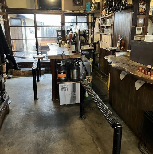 木の温もりが心地よいカウンター席は2卓(1名様×5、1名様×3)ご用意しております。それぞれのお席は人数に合わせてグループ利用も可能です。お一人様でのゆったりとした晩酌はもちろんのこと、少人数での語らいやカジュアルなデートなど、様々なシーンで気軽にご利用いただける開放的で落ち着いた空間となっております♪
