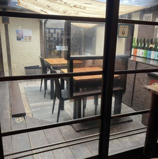 夜風が心地よい開放的なテラス席は、2名様掛けのテーブルを2卓ご用意しております。お席を結合することで最大5名様まで一緒にご利用いただくことが可能です。春には美しい桜を眺めながら、高知の銘酒を嗜む贅沢なひとときをお過ごしいただけます。季節の移ろいを感じながら、特別な夜をごゆっくりとお楽しみください♪