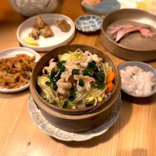 柔らかい食感と特有の甘みが特徴で、新鮮野菜も一緒に味わう逸品♪あかうしホルモンせいろ蒸し 890円(税込)