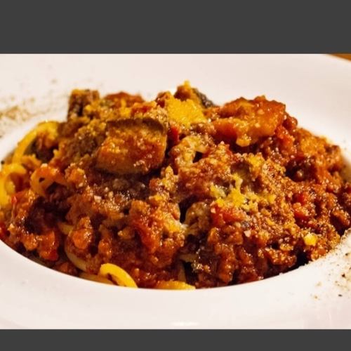 Bolognese with rumbling meat and eggplant