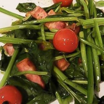 Stir-fried bacon and spinach (half)