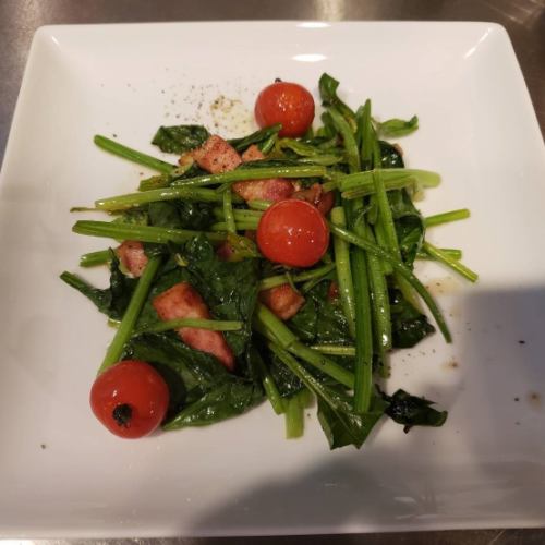 Stir-fried bacon and spinach with garlic