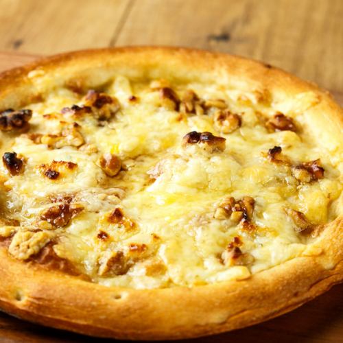 Walnut and Gorgonzola pizza /