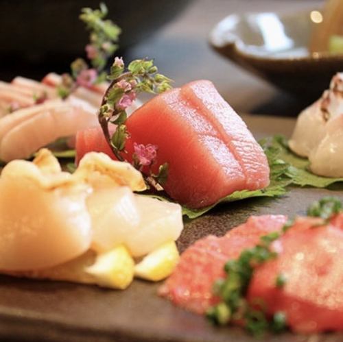 [Excellent freshness!] Our discerning owner purchases fresh fish from Tokushima Central Market every day! We offer a variety of delicious seasonal sashimi!