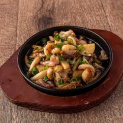 烤海鮮和蘑菇配黃油