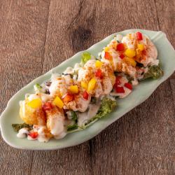 鮮嫩多汁的蝦仁佐蛋黃醬