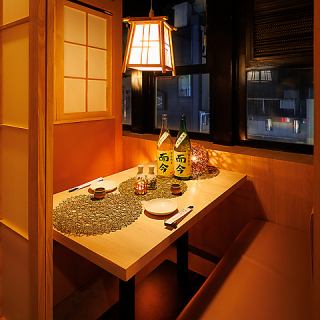 和情緒あふれる店内がお客様の宴を彩ります。可動式の扉でご人数に合わせてお席をご案内。団体様用宴会は広々として窮屈感のない造り。乾杯の音頭、宴会途中の移動もスムーズ！さらに大型モニターも完備♪外せないご宴会や特別なお祝いに◎