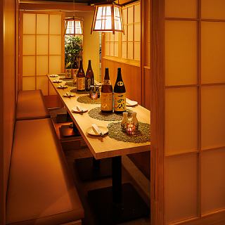 【大人数プライベート個室】10～20名様でもゆったりとお座りいただけるテーブル個室。大切なお客様を迎えての接待やビジネス仲間との会食、お仕事仲間との歓送迎会はもちろん、ご家族・親族でのお食事などにもご利用ください。ご宴会は飲み放題付が断然おトク。ゆったり大切な時間を価値あるものを♪