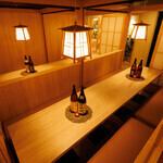 【大人数プライベート個室】10～20名様でもゆったりとお座りいただけるテーブル個室。大切なお客様を迎えての接待やビジネス仲間との会食、お仕事仲間との歓送迎会はもちろん、ご家族・親族でのお食事などにもご利用ください。ご宴会は飲み放題付が断然おトク。ゆったり大切な時間を価値あるものを♪