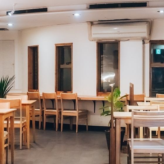 店内には落ち着いた雰囲気のカウンター席をご用意しております。お一人様でのご利用はもちろん、カップルでのデートや親しいご友人との語らいにも最適な空間です。周囲を気にせずゆったりとした時間をお過ごしいただけます。こだわりの料理を心ゆくまで堪能できる、大人の隠れ家のようなお席です。大切な方とぜひご来店を♪