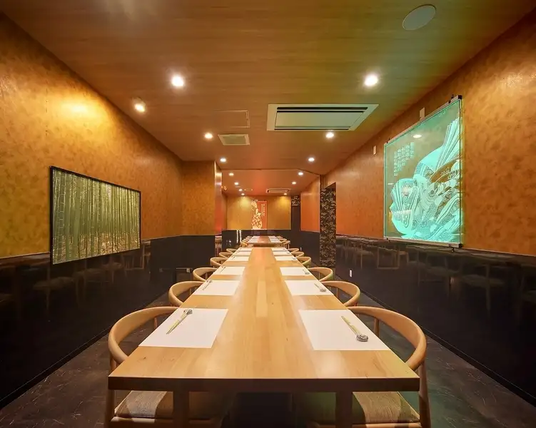 飯店位置便利,距離京阪本線祇園四條站7號出口僅需步行2分鐘。我們的餐廳設有可容納 8 至 24 人的大型私人私人房間,是舉辦團體宴會、追悼會和商務招待的理想場所。這個場地交通便利,非常適合大型團體聚會,所以請考慮使用它!