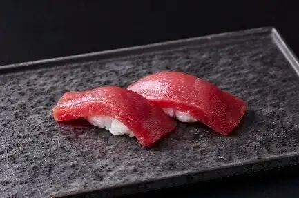 兩塊新鮮藍鰭鮪魚握壽司