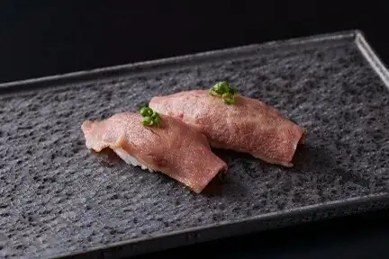 兩塊炙烤近江牛腰肉握壽司