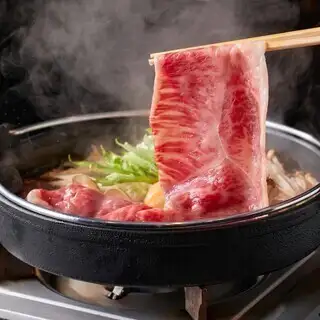 在传统的日式火锅料理中，尽情品尝和牛的美味。