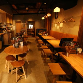 3名様までの小さな円卓は、友達との親密な会話に最適です。そして、みんなで集まるための大きなテーブルも完備。賑やかな集まりや特別なイベントにも対応できる柔軟なレイアウトが魅力的！心地よい空間で、楽しい会話と共に美味しい料理を堪能するひとときが待っています★