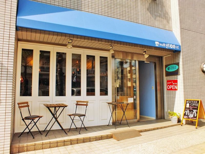 A 3-minute walk from "Saginuma Station" on the Tokyu Denentoshi Line and excellent access from the station! The shop is marked by a white window frame and a blue roof. There is also a food menu such as waffles and sandwiches, as well as coffee brewed using freshly ground beans. Drinks and waffles can be taken out, so feel free to drop by.