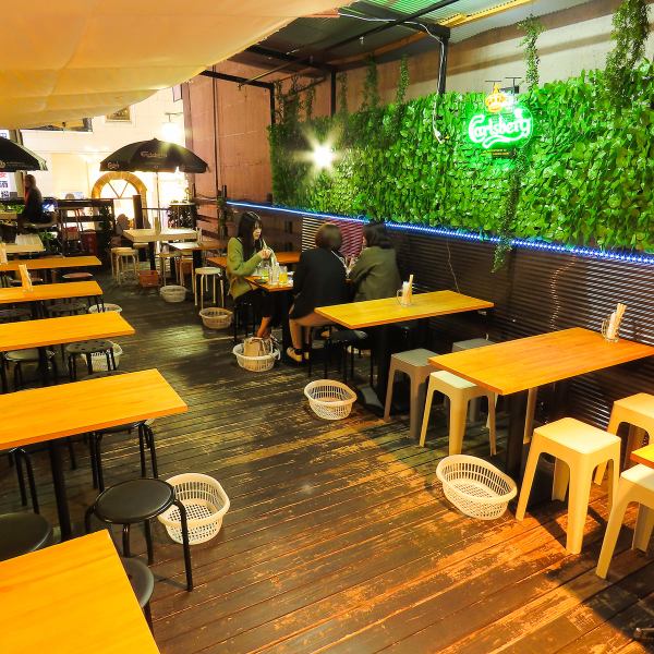 《雨でもOK！屋根付き席あり》どんな天候でも楽しめる屋根付きビアガーデンが登場！突然の雨でも、快適な屋根付き席で安心してお酒と料理を楽しめます。開放感あふれる空間で、友人や同僚との集まりにもぴったりです。おしゃれな照明に包まれた席は、ビールがさらに美味しく感じられること間違いなし！