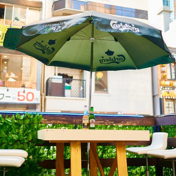 風が心地よい開放的なテラス席で、リラックスした時間を過ごせる「Hola！Beer Garden」。炭火焼きの香ばしいBBQやドリンクを楽しみながら、日常を忘れるリフレッシュしたひとときをお楽しみください。