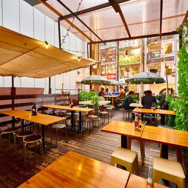 「Hola！Beer Garden」のテラス席は、開放的で居心地の良さが人気の秘密。おしゃれな空間で、BBQやシュラスコを楽しみながら、リラックスしたひとときをお過ごしください。特別な時間を演出します。