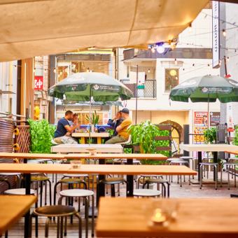 開放感あふれる「Hola！Beer Garden」のテラス席は、青空の下で美味しい料理とともにリラックスできる特別な場所。