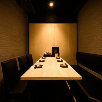 【個室】最大20名様までOKの個室ございます！特別空間でごゆっくりとご宴会をお楽しみください。新宿で大人気の食べ放題飲み放題付きコースご用意しておりますので、併せてご利用ください。