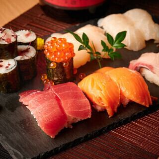 【宴会に◆3時間飲み放題付き】鮮魚3点・宮崎地鶏・鮮魚の握り寿司＆焼き鳥食べ放題《3,980円》