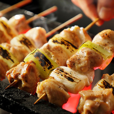 炭火焼きの焼き鳥が食べ放題！