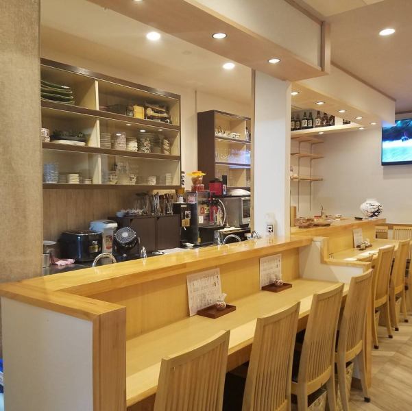 [Slowly on a date alone] We have 12 counter seats.The calm atmosphere of the store is ideal for when you want to drink quietly by yourself or for a counter date.Conversation with the landlady over the counter is also attractive ♪