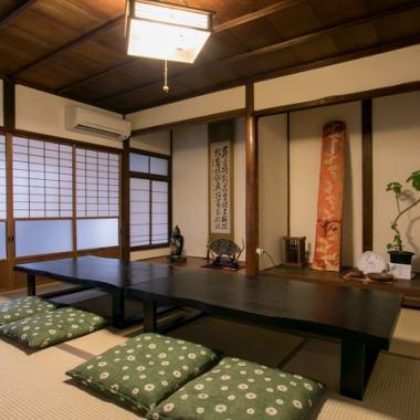 It is the 1st floor room where you can enter up to 14 people.Open the shoji sliding door and enjoy the cuisine while watching the beautiful garden.You can use it safely even with children, such as when eating or visiting a shrine.It is usually a table seat.Depending on your request, you can also make it into a room like a photo.If you wish, please tell by telephone.