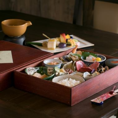 [Affordable Kaiseki Gozen] A stylish gozen packed with seasonal ingredients in a small box, 4,800 yen (tax included)