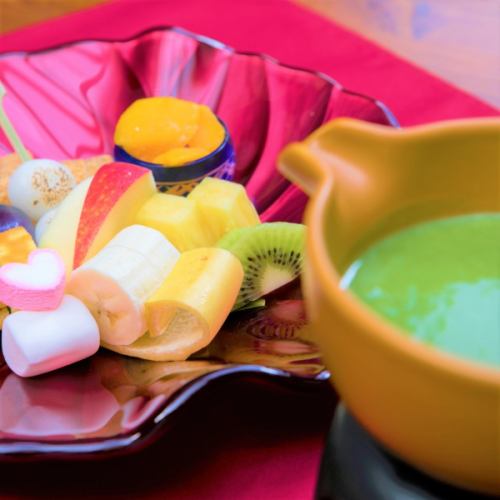 不知不覺就想拍照♪ 1,500日元（含稅），搭配應季日式甜點和水果的抹茶火鍋