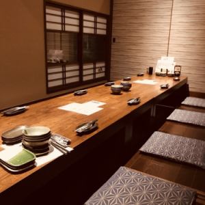 日式更衣室的宴會服務時間為4至6/8/10/12/14/16~20人，小團體可供大量人士使用。這是家庭和朋友的熱門席位。