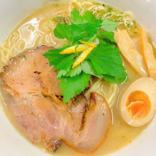 鶏白湯ラーメン