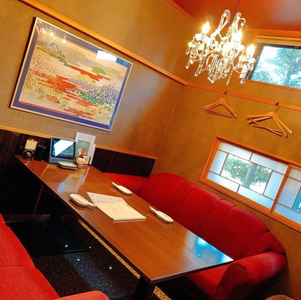 【VIP席】氛圍寧靜的包廂,可悠閒地享用烤雞肉串。紅色的沙發給人一種溫暖的感覺,非常舒適。非常適合與朋友一起用餐、約會或家人聚會。您可以悠閒地聊天並享用美味佳餚,而不必擔心周圍的人。