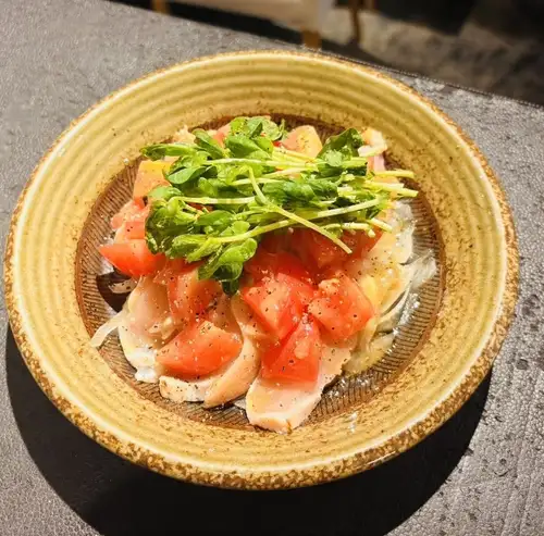 鶏たたきとトマトのカルパッチョ