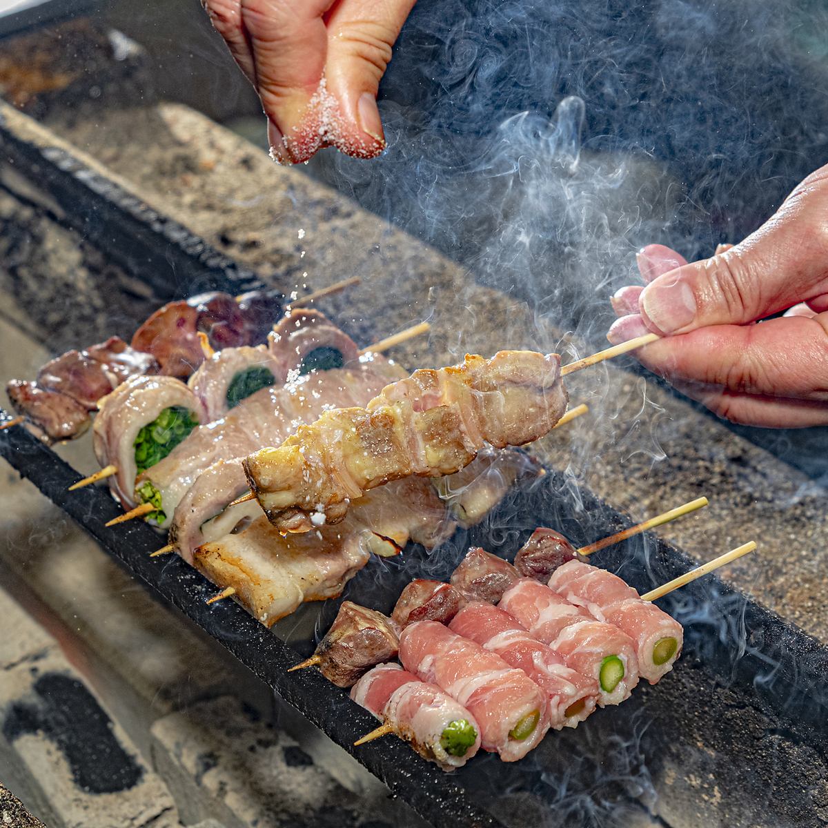 元祖野菜串と備長炭で仕上げるこだわりの焼き鳥、その他の肉料理も楽しめる名店。