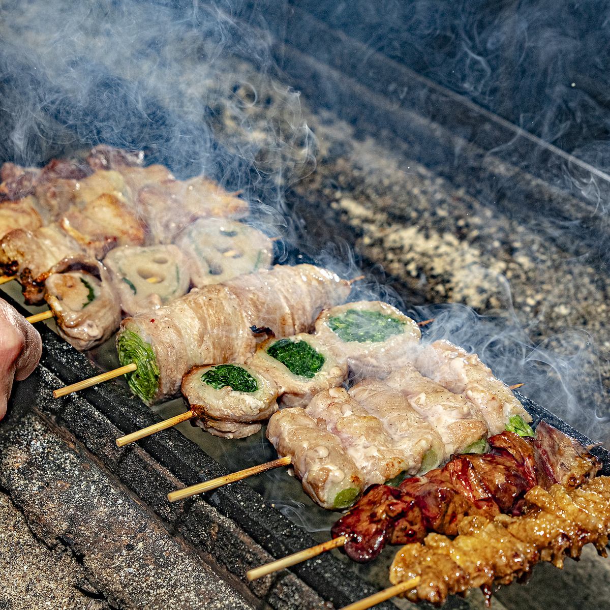 備長炭で丁寧に焼き上げる焼鳥をご堪能ください。